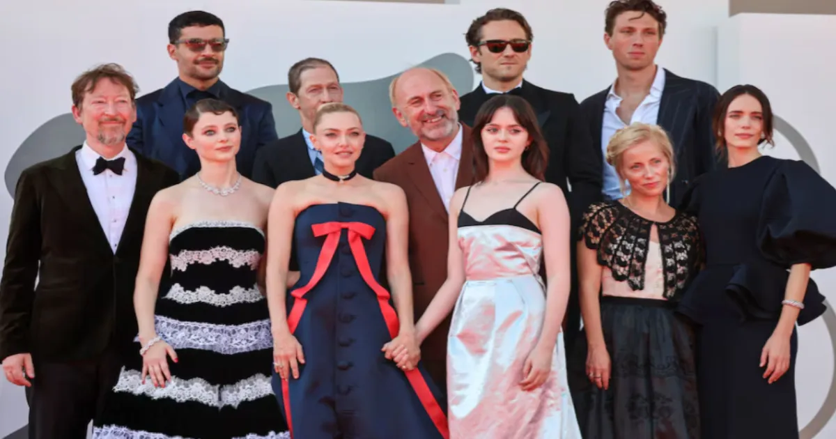 amanda-seyfrieds-film-earns-15-minute-ovation-at-venice