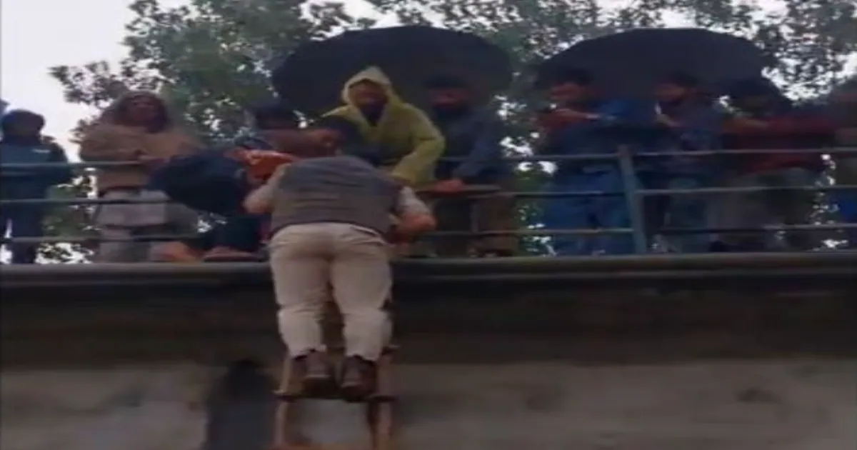 J-K Anantnag Police Rescue 25 Nomadic Families From Rising Floodwaters