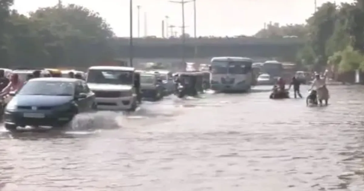 Yamuna Floods Paralyze Delhi Roads, Commuters Turn to Metro Amid Chaos