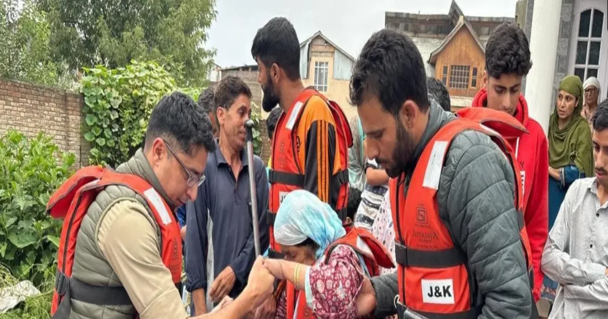 Srinagar Police Evacuate 200 Families Amid Jhelum Flooding