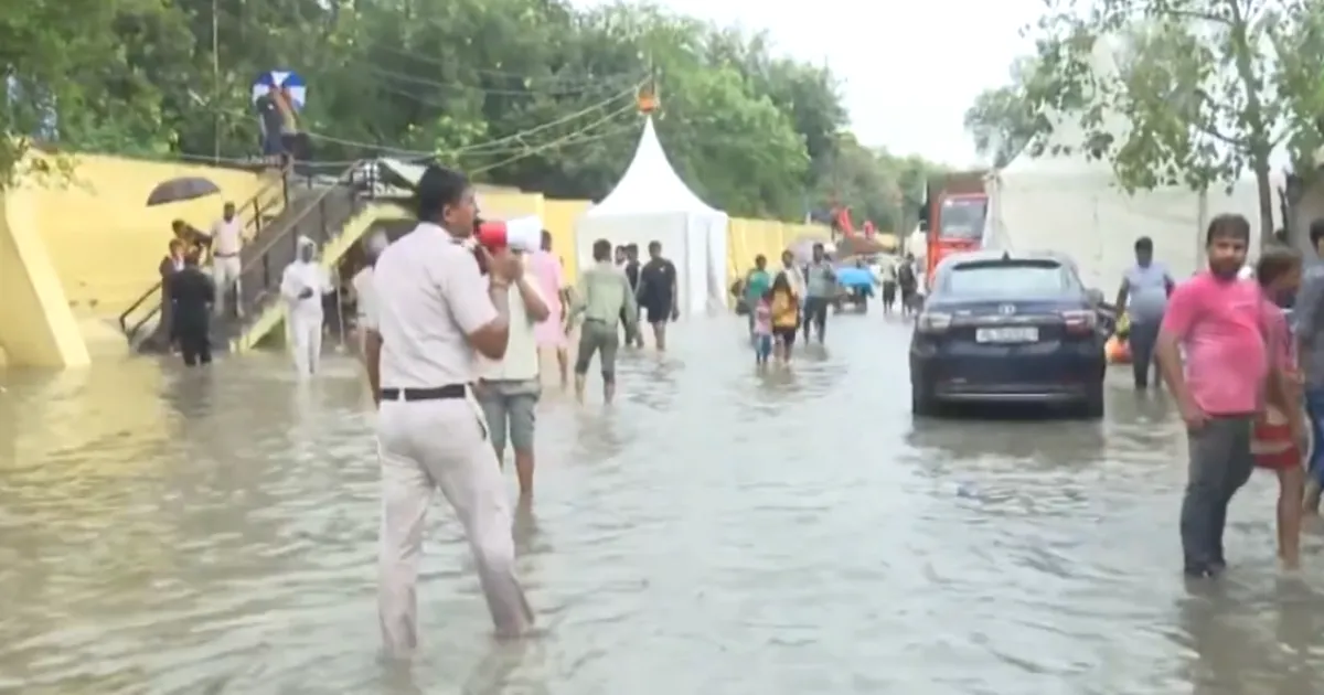 Yamuna Floods Prompt Evacuations; 55 Families Rescued in Ghaziabad