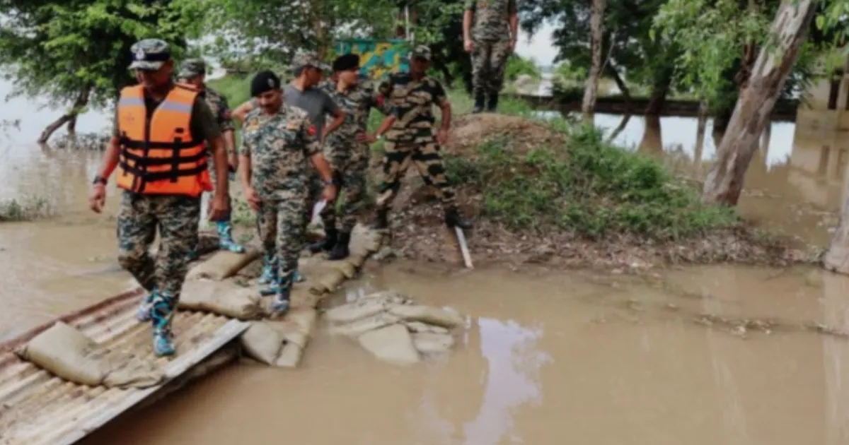 punjab-floods-bsf-ig-visits-flood-hit-border-villages-i