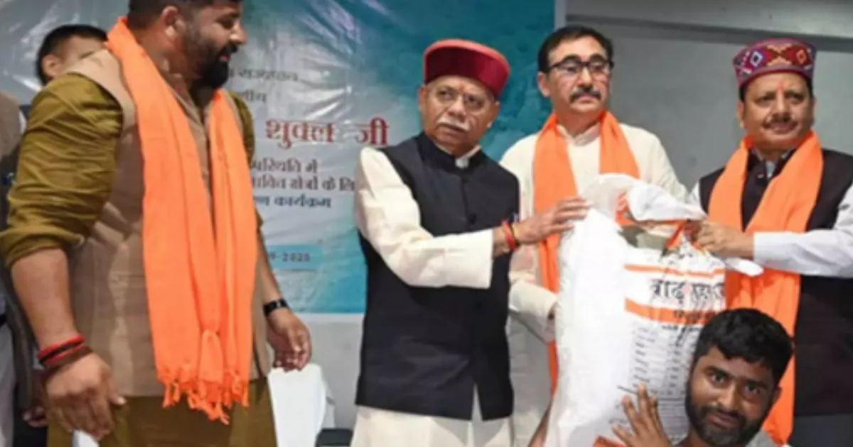 himachal-governor-hands-over-relief-to-chamba-victims-c
