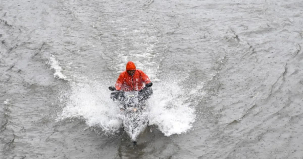 mumbai-battled-heavy-rains-commuters-face-disruptions-o