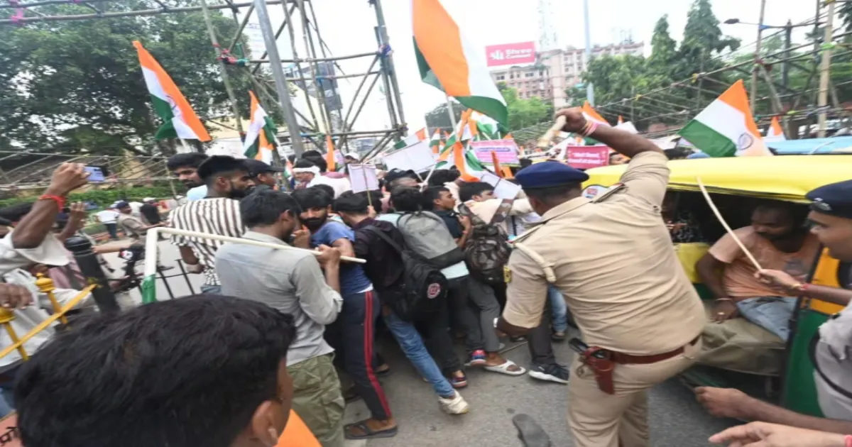 Police Baton-Charge Bihar Police Job Aspirants Protesting in Patna