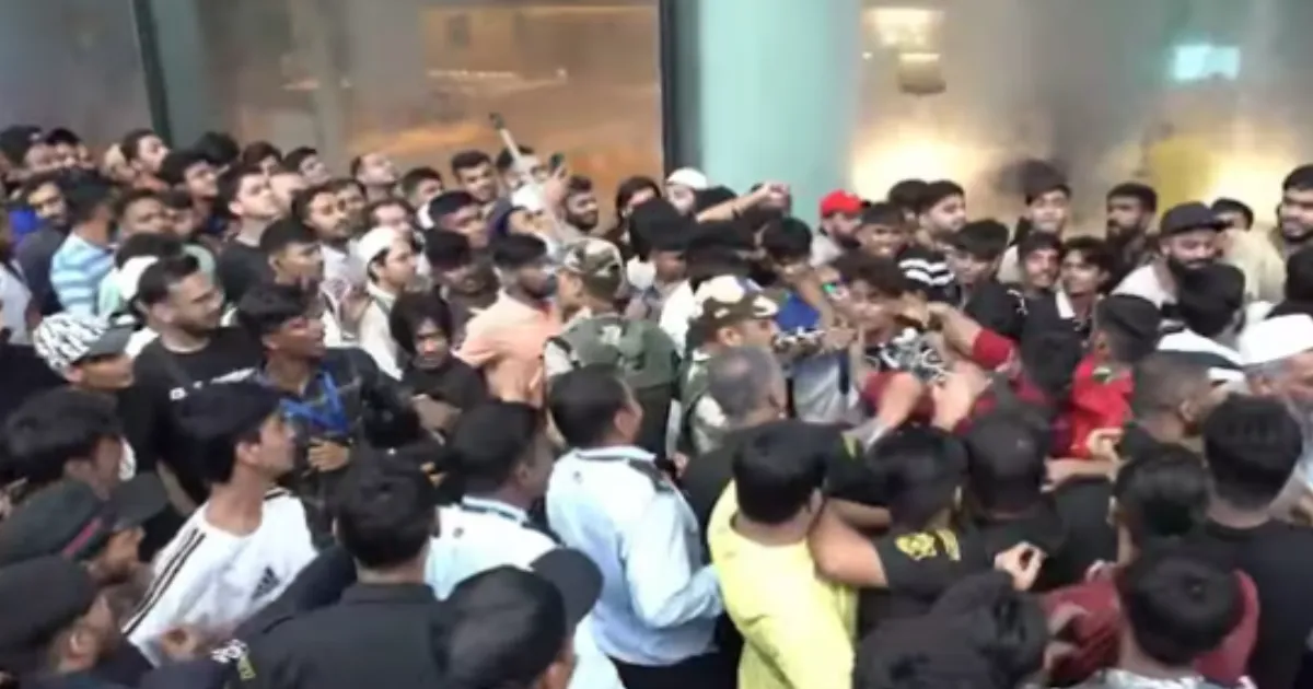 apple-fans-fight-outside-bkc-store-during-iphone-launch