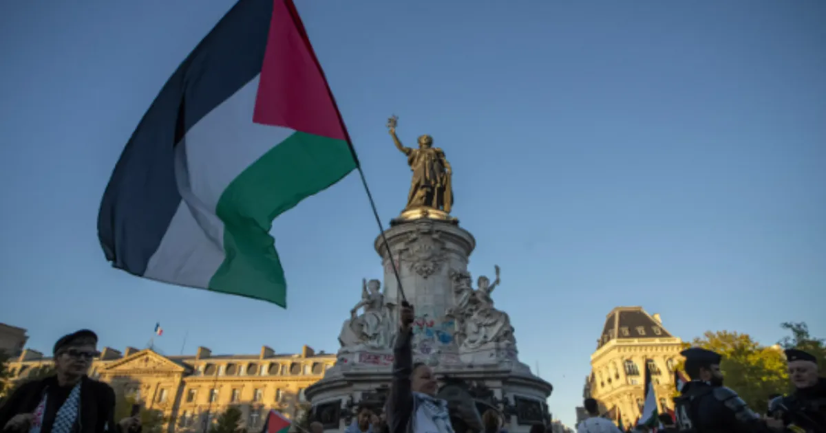french-mayors-defy-ban-fly-palestinian-flags-on-to