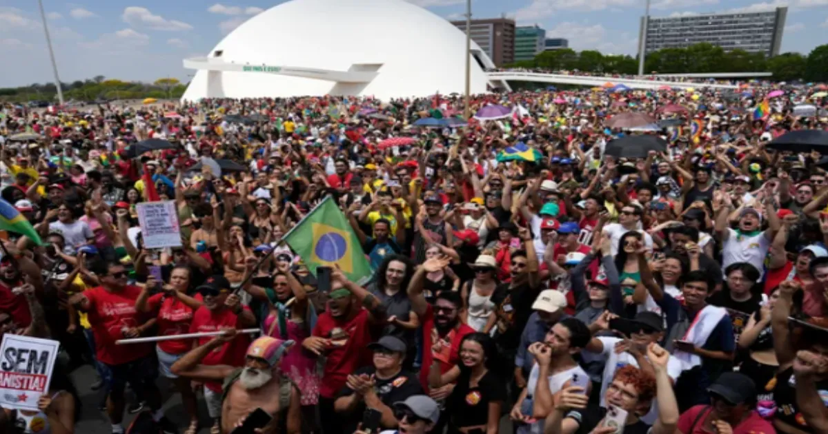 brazilians-flood-streets-to-oppose-bolsonaro-amnesty-bi