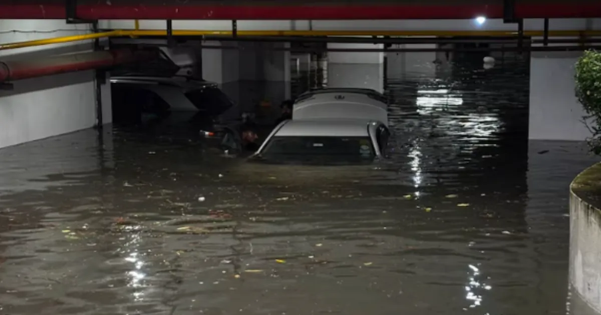 heavy-rain-floods-kolkata-streets-metro-and-train-serv