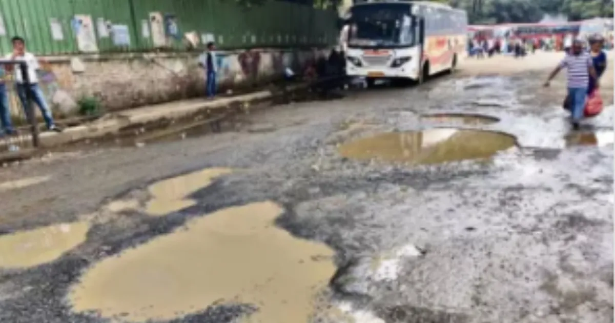 karnataka-bjp-protests-poor-road-conditions-Criticises-s