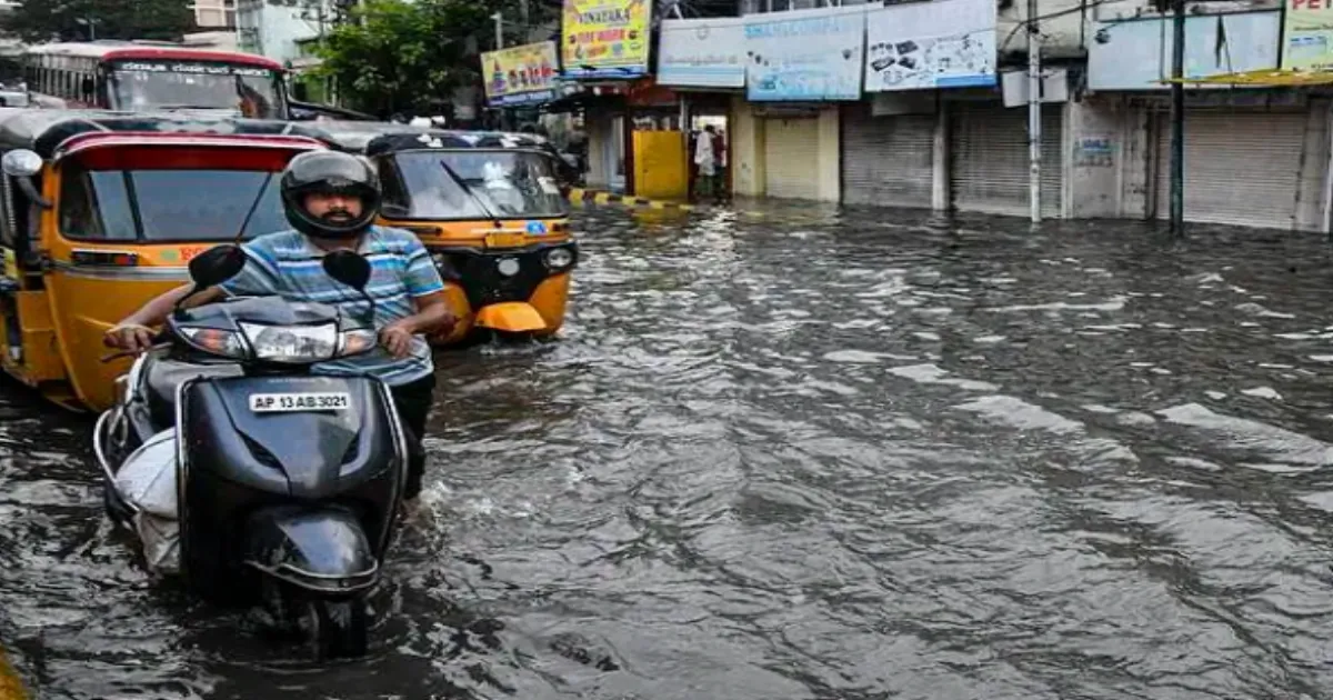 Heavy Rains Disrupt Telangana; Commuters Battle Severe Waterlogging 