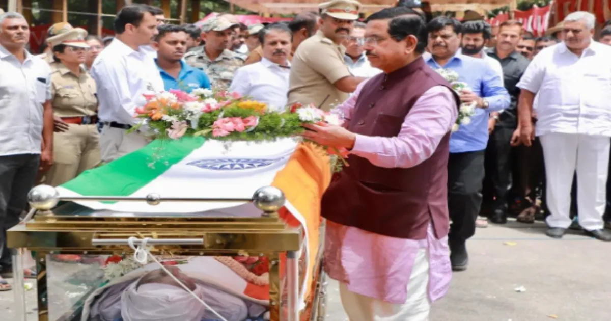 sl-bhyrappa-cremated-with-state-honors-in-mysuru