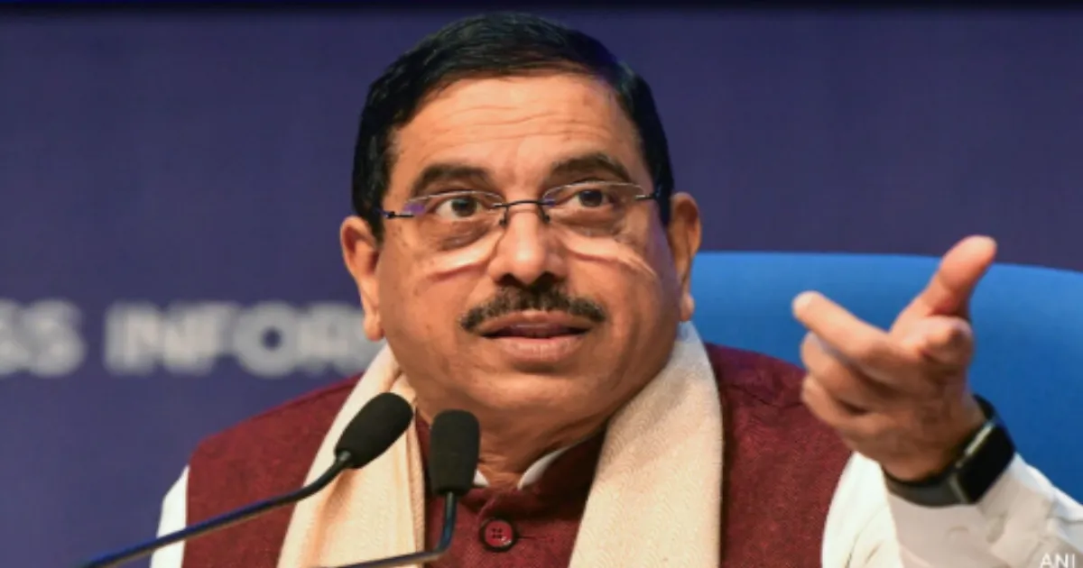 Joshi Urges Corporates to Power EV Charging with Solar Energy