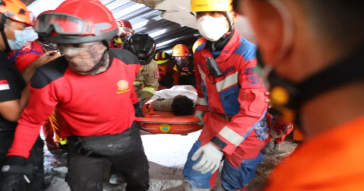 Rescuers Chip Away at Debris to Save Those Trapped in Indonesia School Collapse