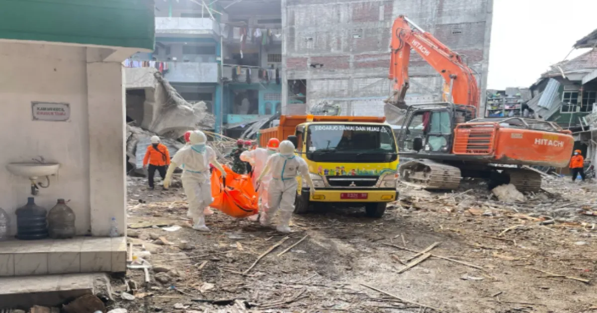 Rescuers Recover 35 Bodies in Sidoarjo, Raising School Collapse Death Toll to 49