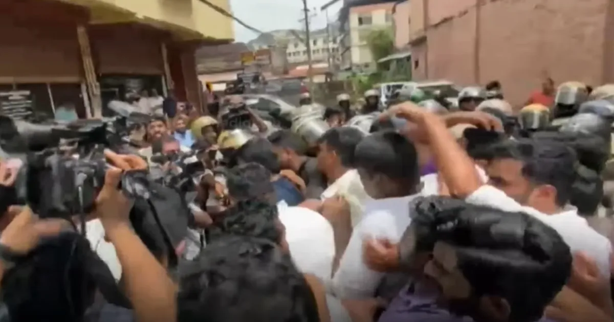 Sabarimala Protest: Youth Congress Clashes With Police in Pathanamthitta