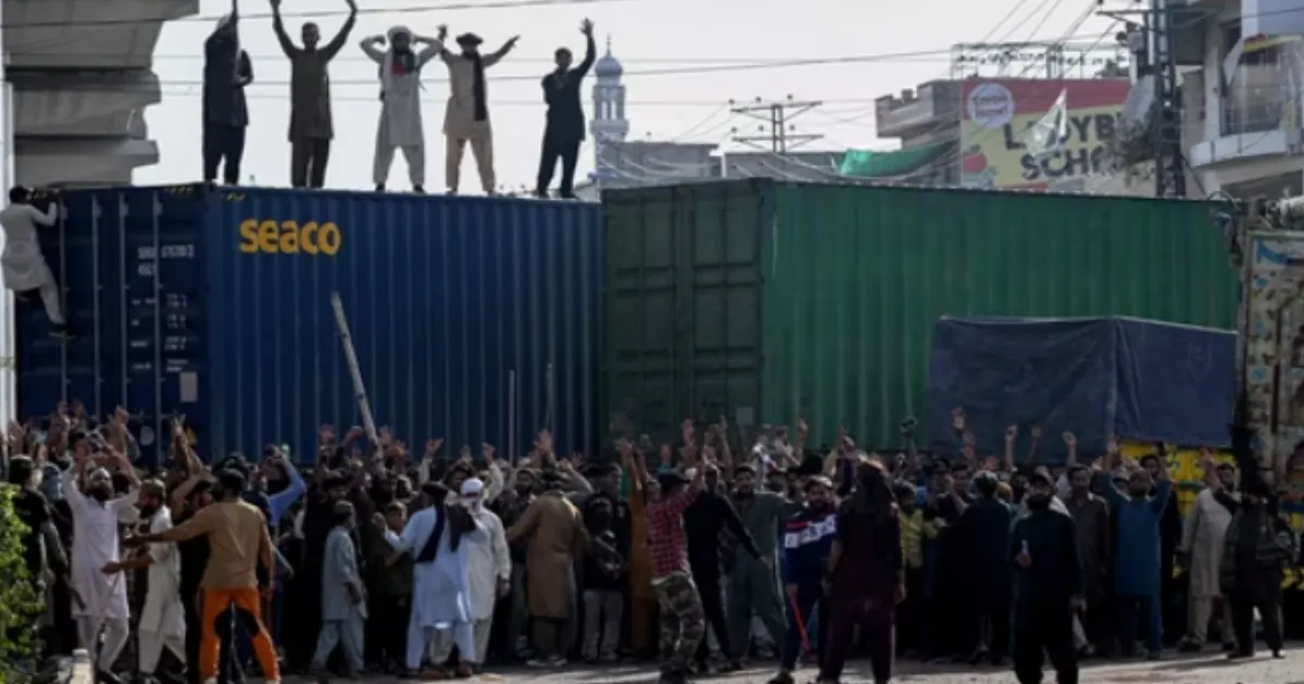 justin-pakistan-blocks-roads-and-mobile-internet-to-prevent-tl