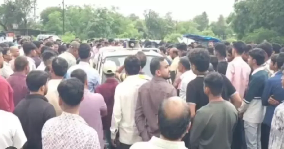 pune-police-intervene-after-mns-students-trespass-abvp