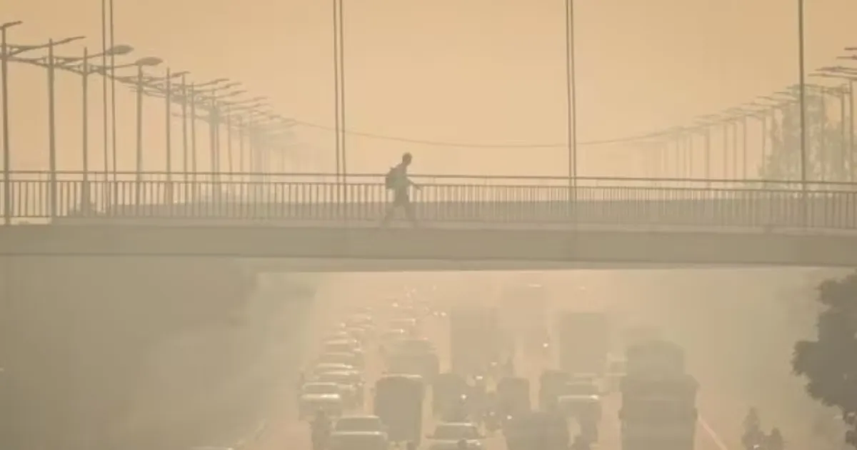 Toxic Haze Engulfs Delhi During Chhoti Diwali, Air Quality Hits Dangerous Levels