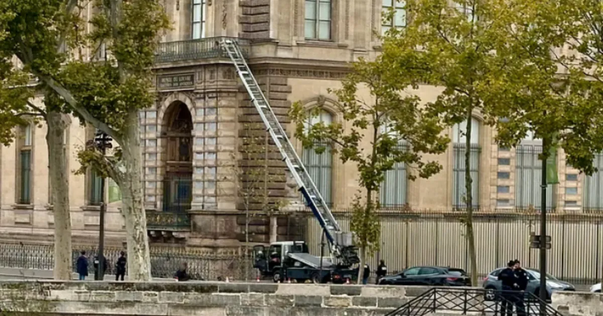 Authorities Track Four Thieves Behind High-Stakes Louvre Crown Jewels Theft