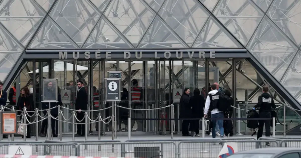 Tourists Left Disappointed As Louvre Museum Closes Day After Jewellery Heist