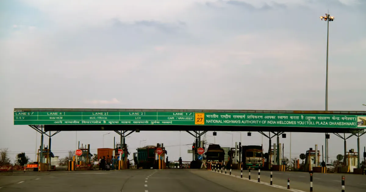 vehicles-pass-toll-free-on-agra-lucknow-expressway-duri
