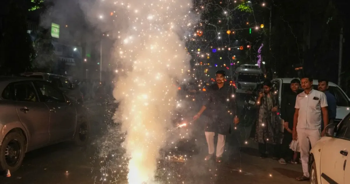 Kali Puja Night Turns Hazardous as Kolkata and Howrah Air Quality Hits ‘Severe’