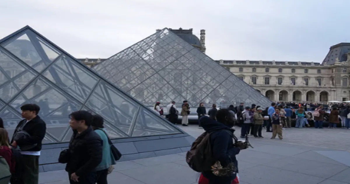 Louvre Opens Doors to Crowds, But Apollo Gallery Remains Sealed After Heist
