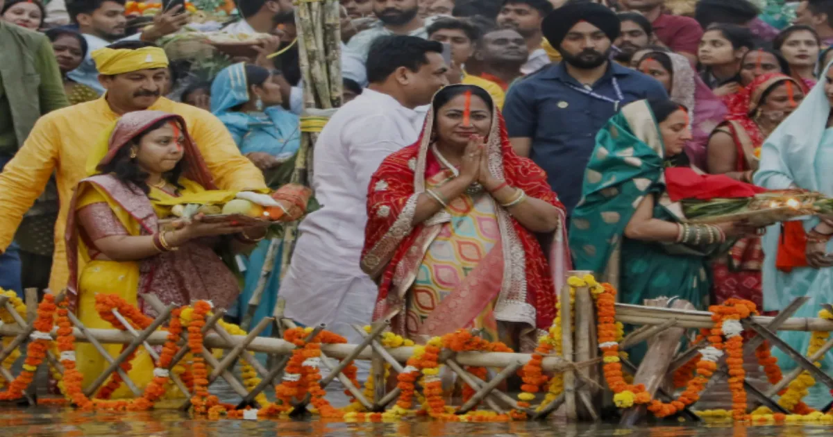 Rekha Gupta Leads Grand Chhath Puja at Yamuna Ghat, Seeks Blessings for ‘Viksit Bharat, Viksit Delhi’