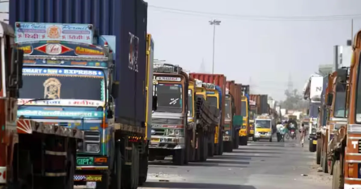 Delhi Bans Entry of Non-BS-VI Commercial Vehicles from Nov 1 to Fight Toxic Winter Smog