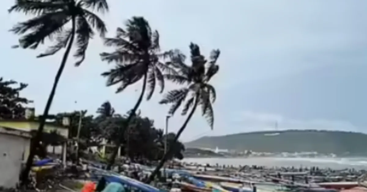 Cyclone Montha Makes Landfall Near Andhra Coast, Heavy Rain and 110 kmph Winds Lash Kakinada