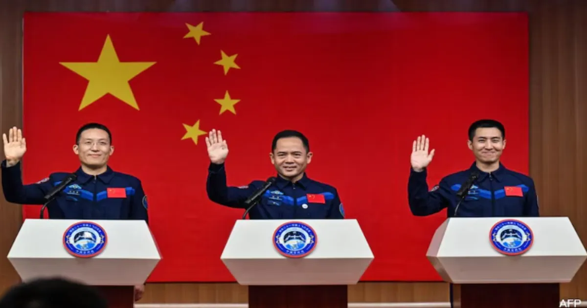 china-unveils-new-astronaut-crew-reaffirms-plan-to-land