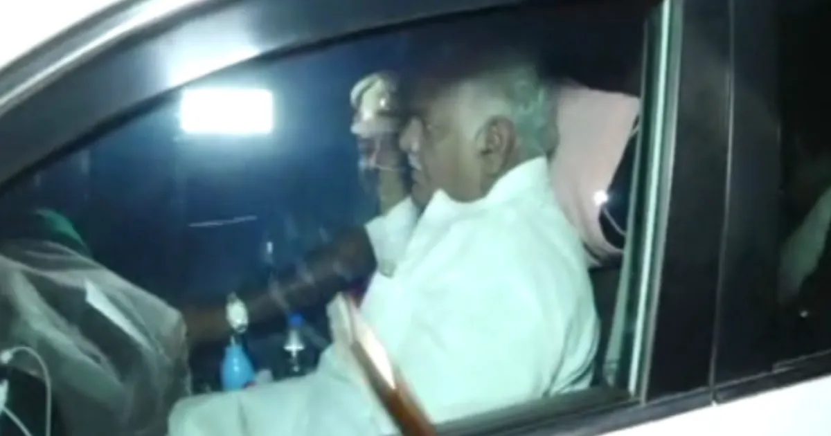 Belagavi Farmers Hurl Slippers at Minister Shivanand Patil Amid Sugarcane Price Row