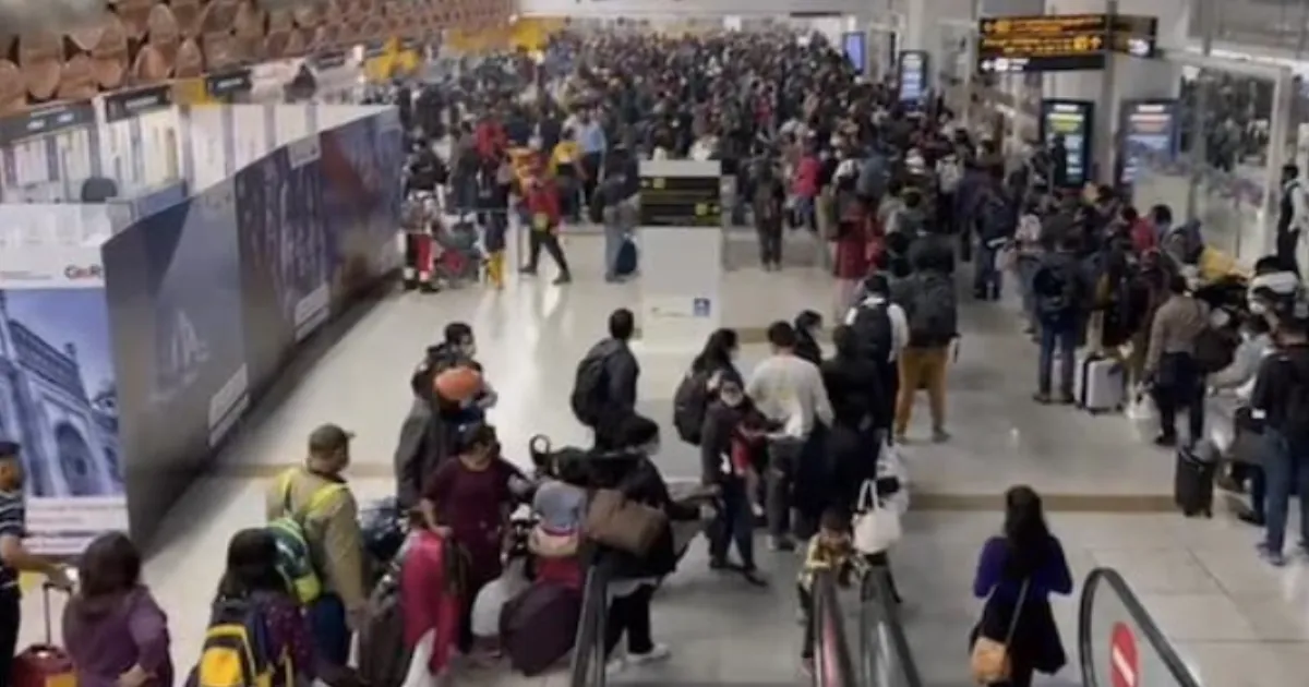 ATC System Glitch at Delhi Airport Delays 300+ Flights; Airlines Report Major Disruptions