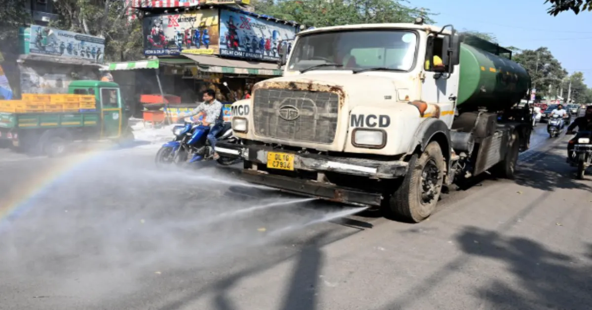 CM Gupta Shifts Work Timings to Ease Pollution and Congestion