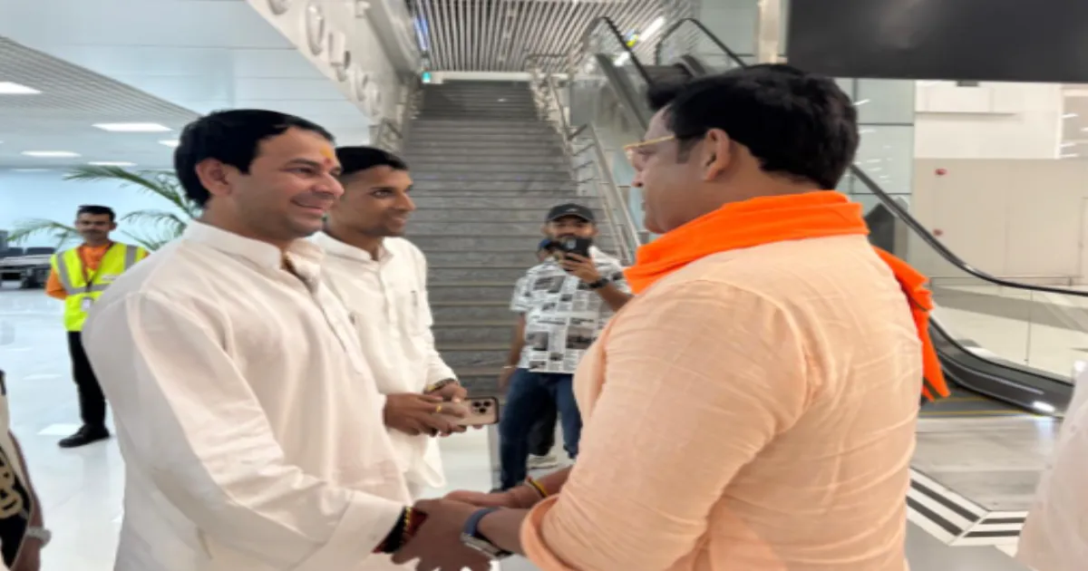 Tej Pratap Meets BJP’s Ravi Kishan in Rare Encounter at Patna Airport