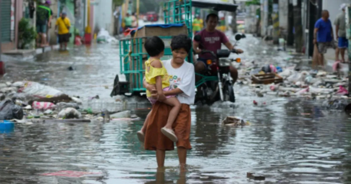 Typhoon Fung-wong Batters Philippines Days after Kalmaegi, Killing 10 and Displacing 1.4 Million