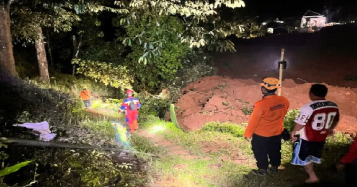 Torrential Rains Trigger Deadly Landslides in Indonesia’s Central Java, Dozens Missing