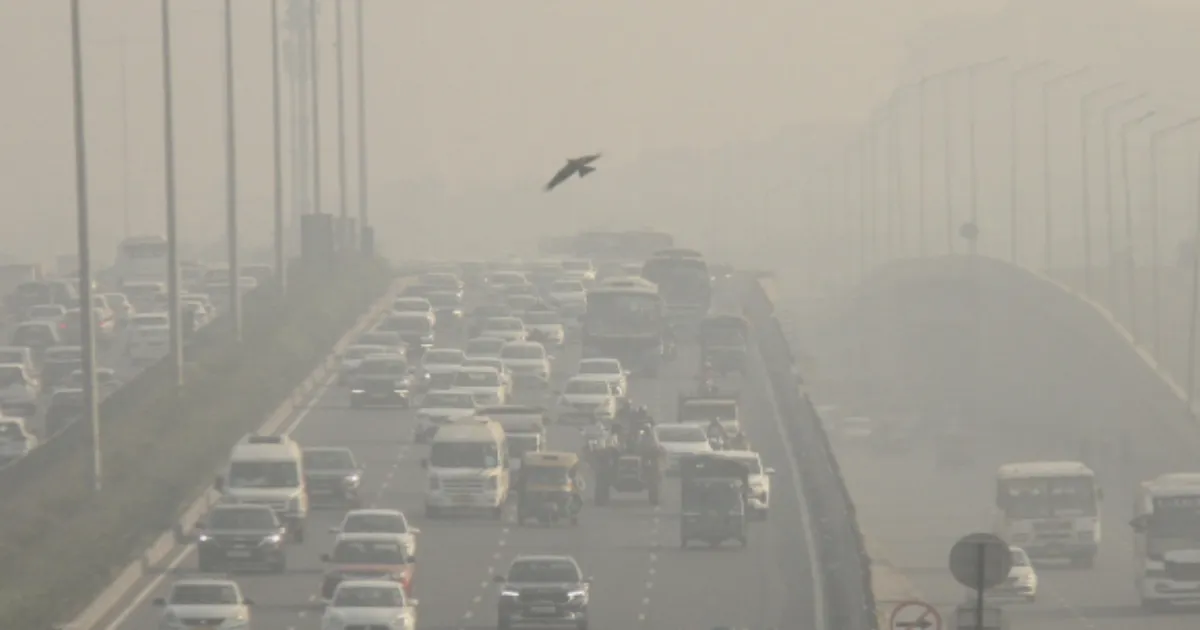 Residents Struggle as Delhi Endures Another Day of Thick Smog and ‘Very Poor’ AQI