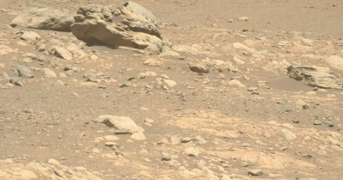 a-martian-mystery-nasa-scientists-astonished-by-strange