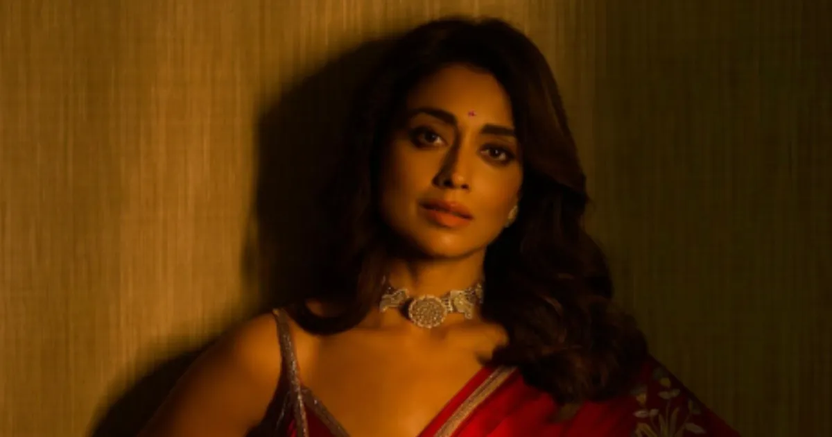 shriya-saran-alerts-fans-about-imposter-using-her-pictu