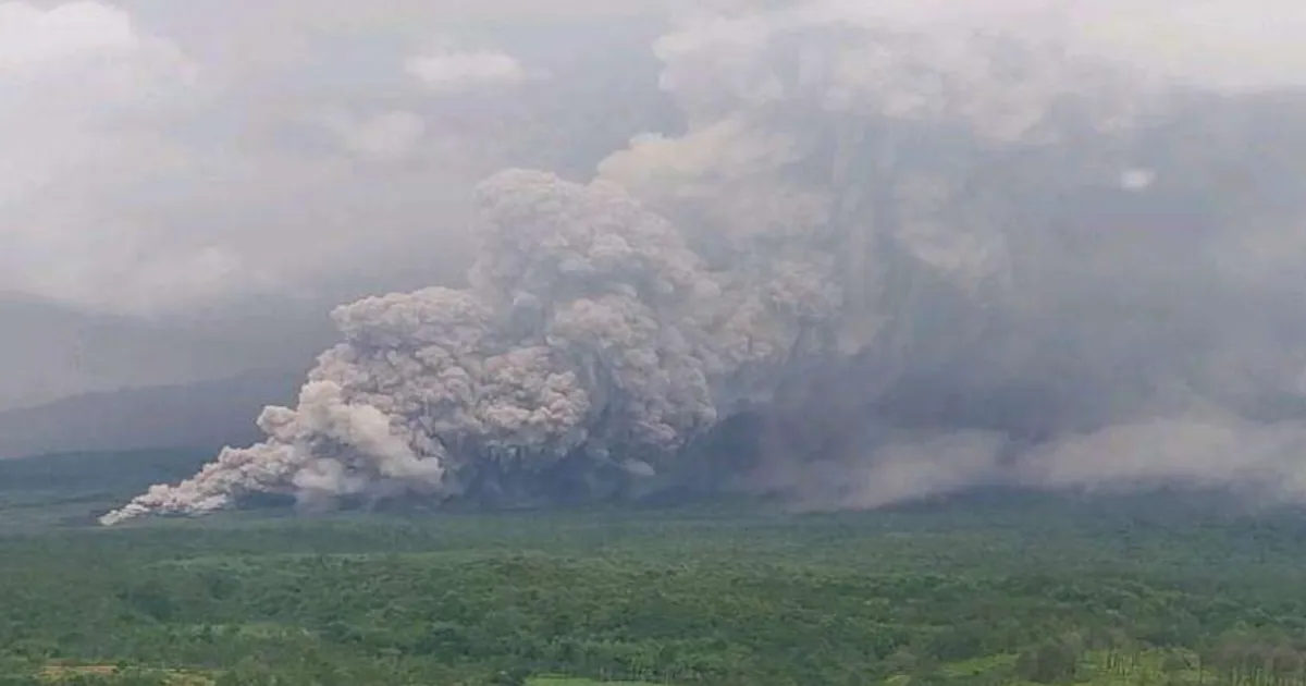 Indonesia Evacuates Hundreds After Mount Semeru Sends Ash 13 Kilometres High