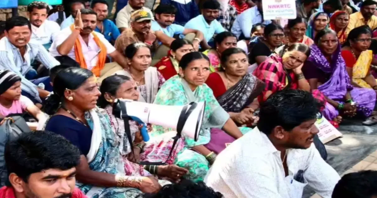 Teacher Aspirants Clash With Police in Kolkata as Protests Over SLST Recruitment Erupt