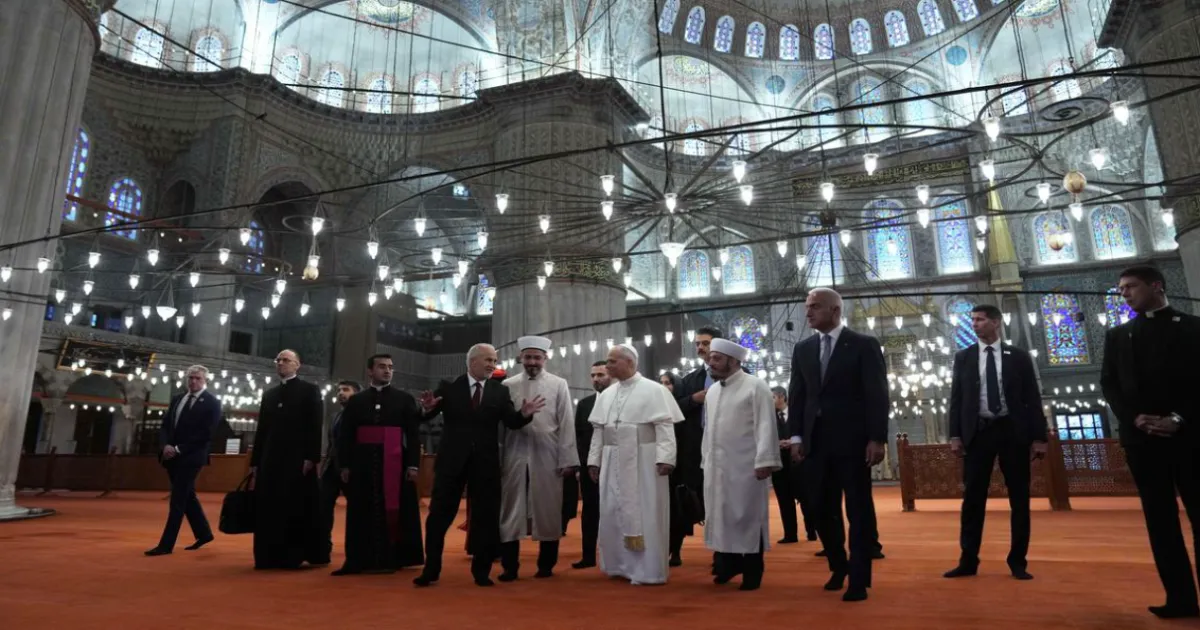 pope-leo-xiv-visits-istanbuls-blue-mosque-observes-in-s