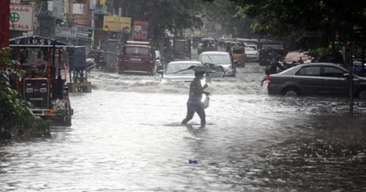 Heavy Rains Shift Westward Today as Ditwah Weakens; Western Ghats on Alert