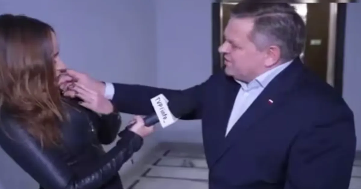 Polish Senator’s Attempt to Remove Journalist’s Mic Sparks Outrage Over Media Conduct