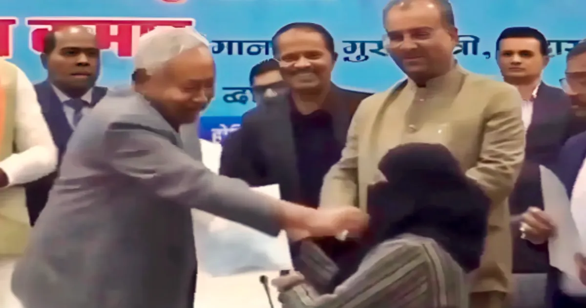 Bihar CM Nitish Kumar Pulls Hijab of Muslim Doctor at Public Event; Parties React
