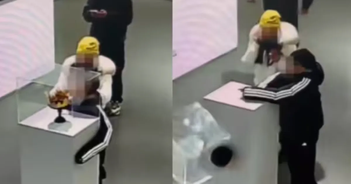 Handcrafted Gold Wedding Crown Falls From Display During Free Exhibition in Beijing