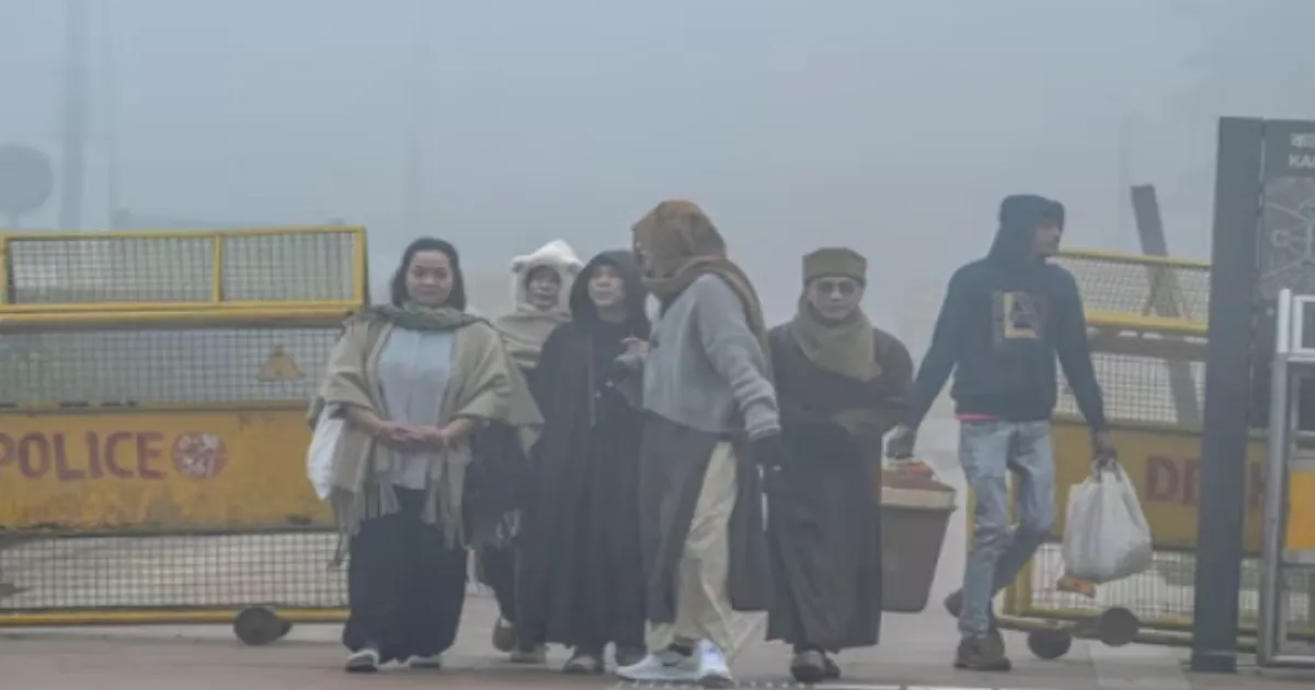 Delhi Air Turns Hazardous as AQI Nears 400; Thick Smog, Cold Wave Grip Capital