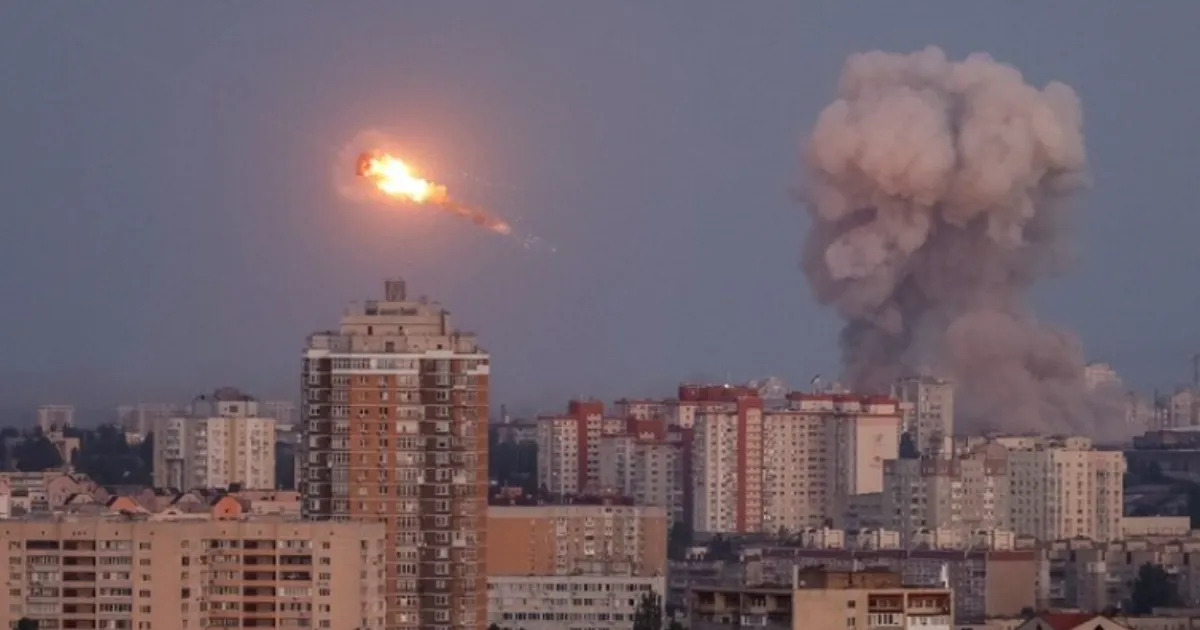 Russia Launches Massive Missile and Drone Attack on Kyiv Ahead of Zelenskyy–Trump Meet